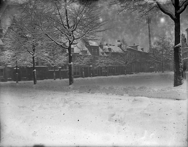 853379 Gezicht op de besneeuwde Neude te Utrecht met links de huizen aan de zuidelijke straatwand.